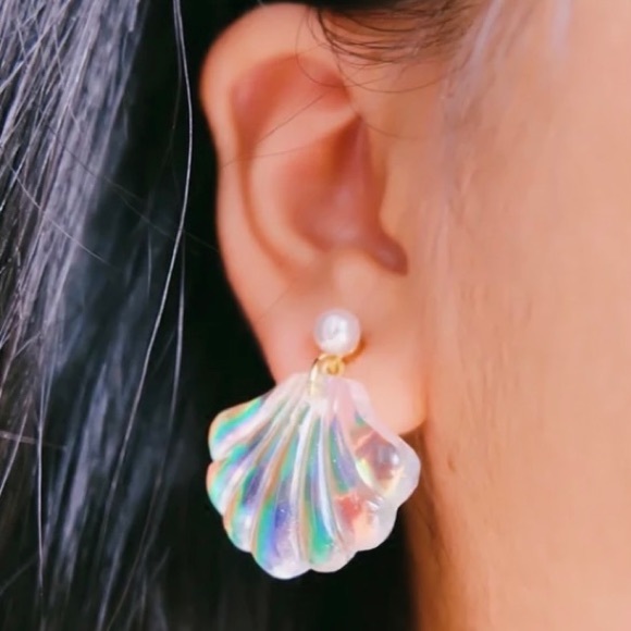 LAST PAIR!! Mermaid Resin Seashell Pearl Earrings - Picture 5 of 11